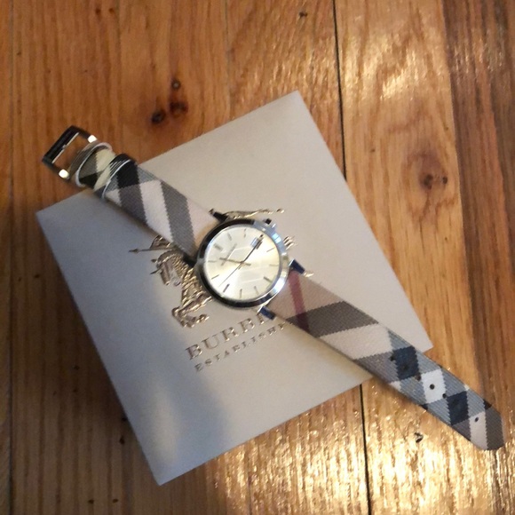 Authentic Burberry Watch- rarely worn - Picture 6 of 6
